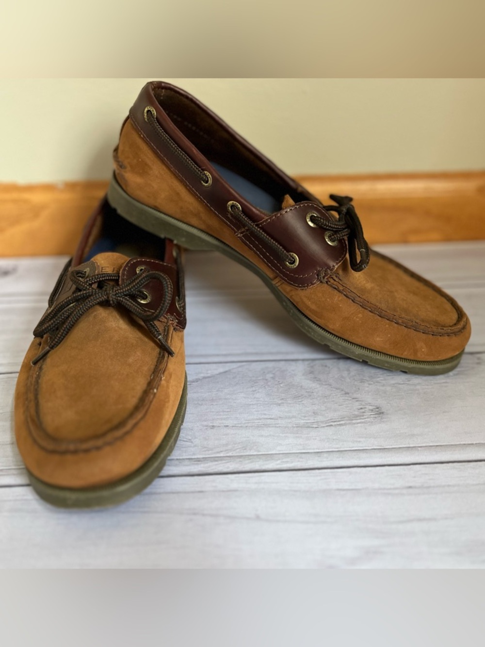 Men’s Sperry top sider Leeward 2 eye 2 tone brown leather boat shoe. Size 8.5